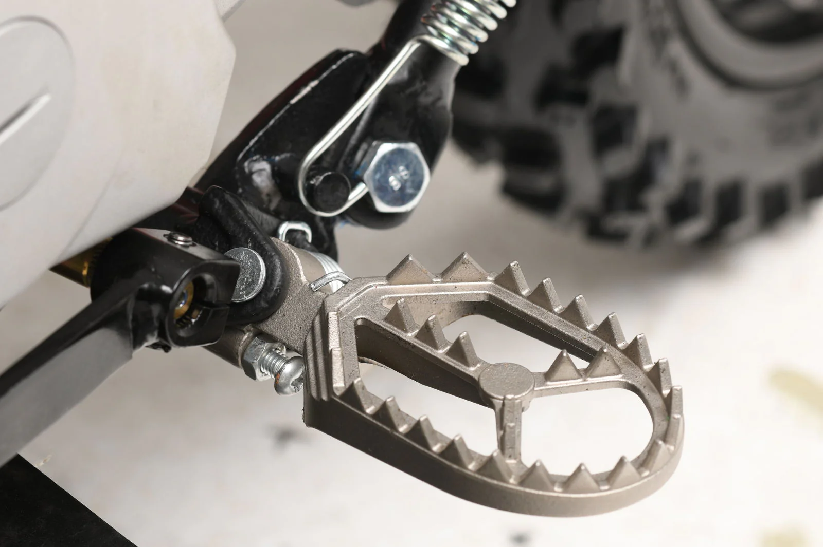 TrailMaster MK125 Dirt Bike 4-Speed Manual Dual Disc Brakes, Electric Start (14/12), Ages 12 and up