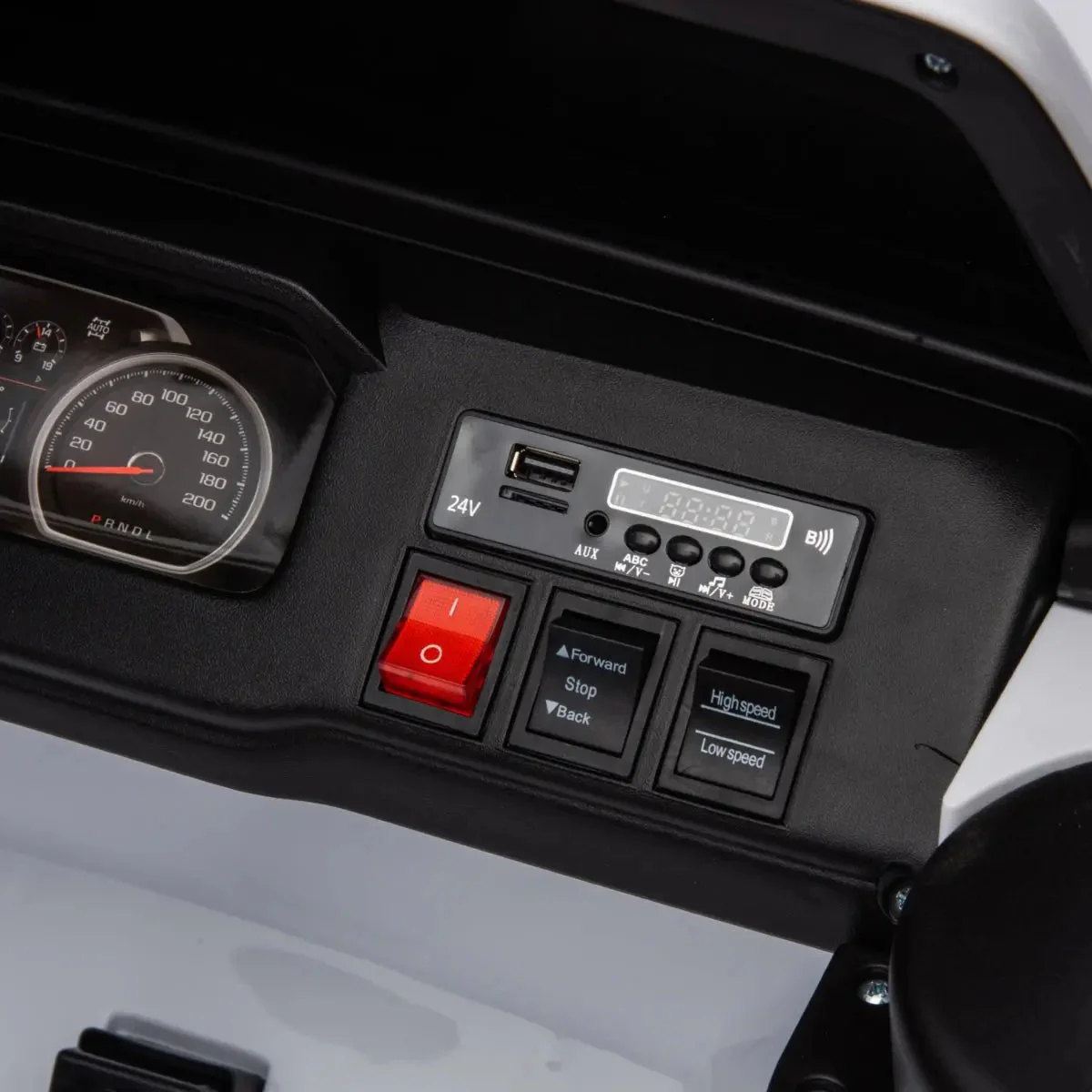3770-24v-4x4-chevrolet-silverado-2-seater-ride-on-truck-19.webp 24V 4x4 Chevrolet Silverado 2 Seater Ride on Truck